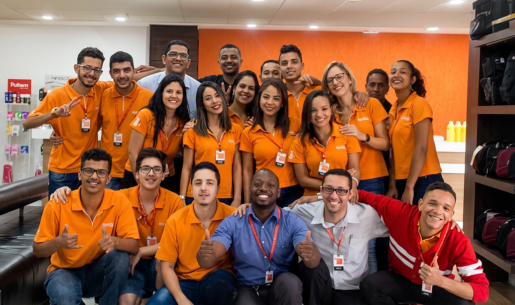 Equipe Rensz reunida em uma loja